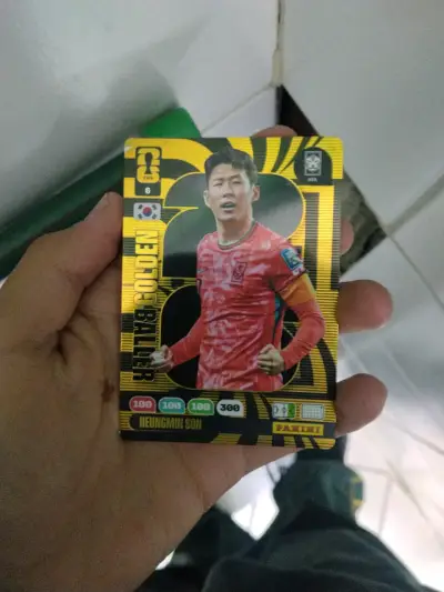 Tarjeta coleccionable Panini dorada - miniatura 1