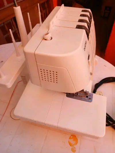 Máquina overlock Brother blanca - miniatura 1