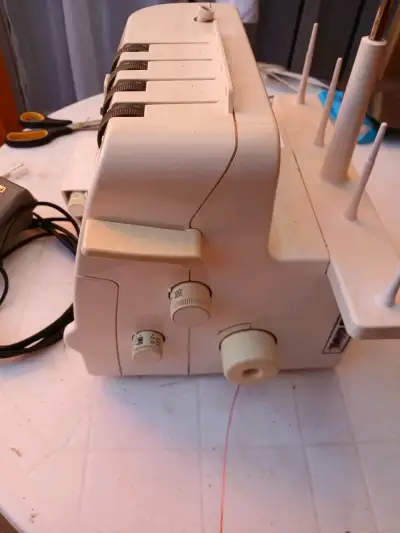 Máquina overlock Brother blanca - miniatura 2