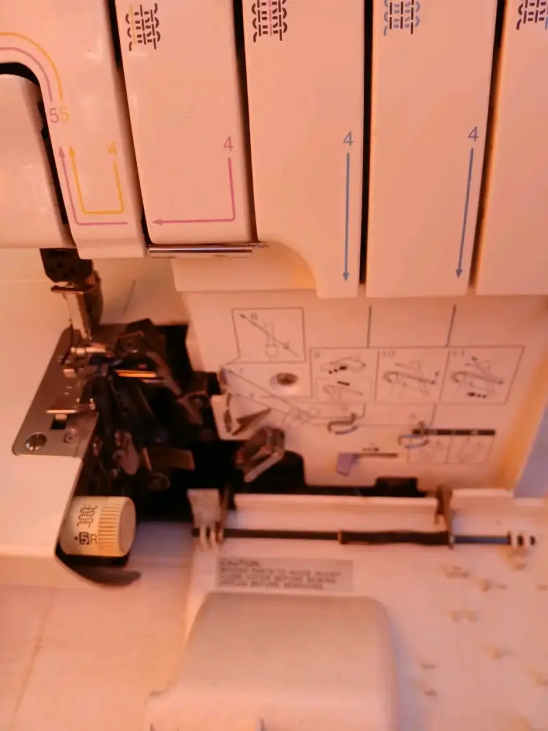 Máquina overlock Brother blanca - 3
