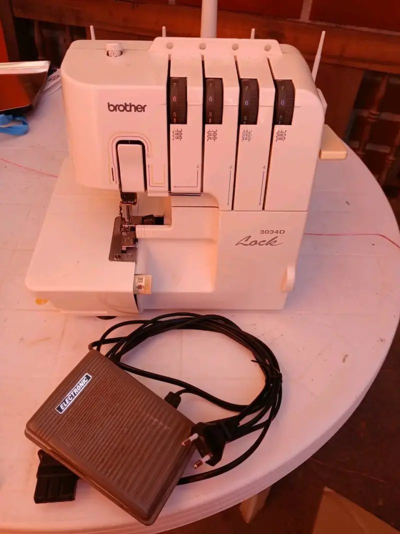 Máquina overlock Brother blanca - 4