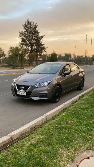 Auto sedán gris en buen estado - miniatura 1