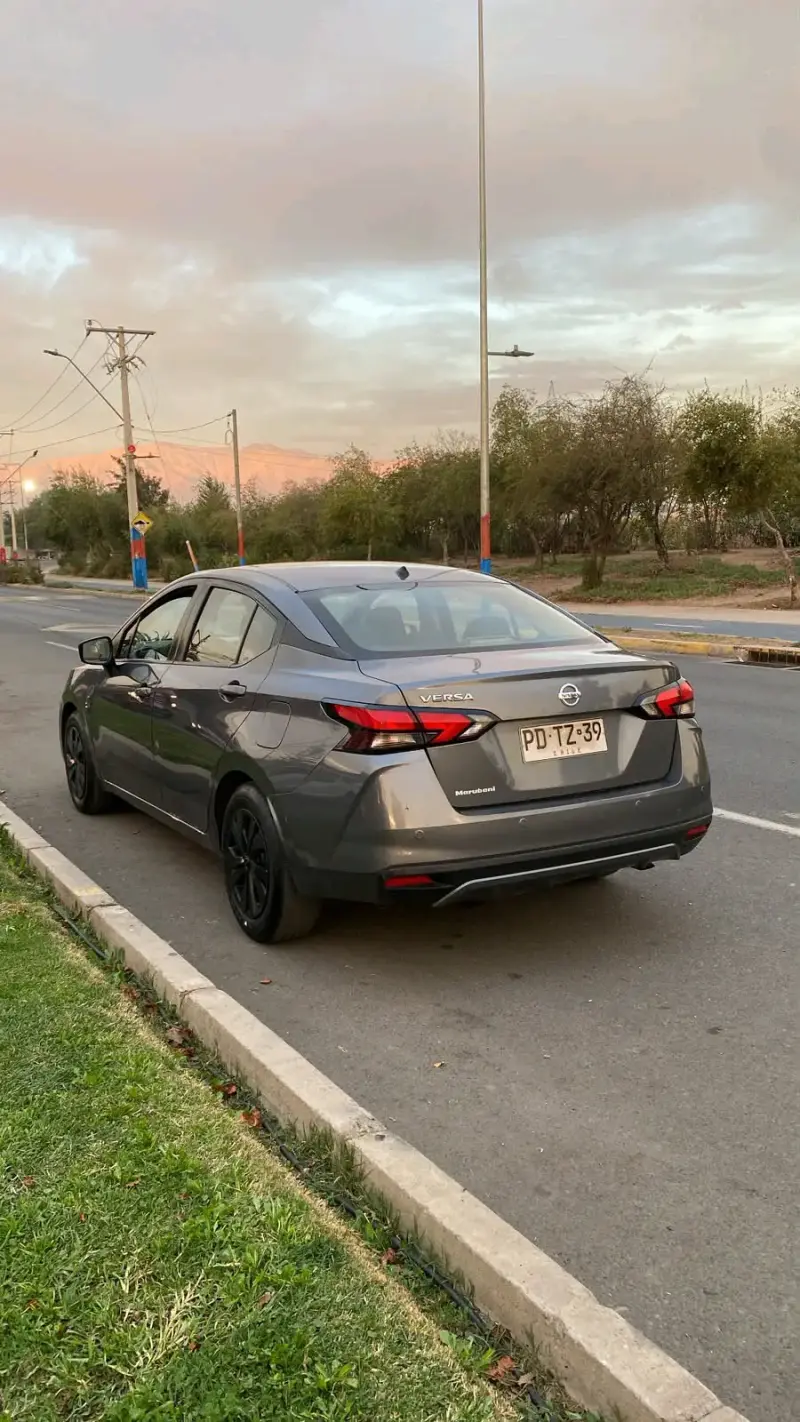 Auto sedán gris en buen estado - 2