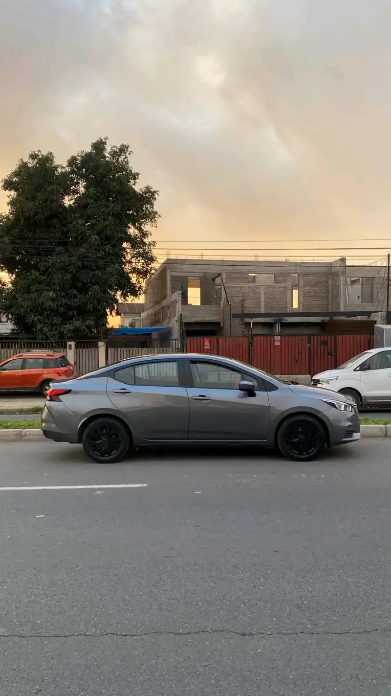 Auto sedán gris en buen estado - 3