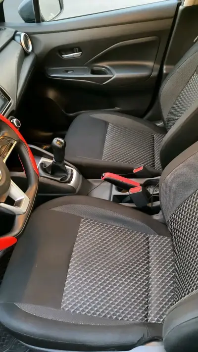 Auto sedán gris en buen estado - miniatura 4