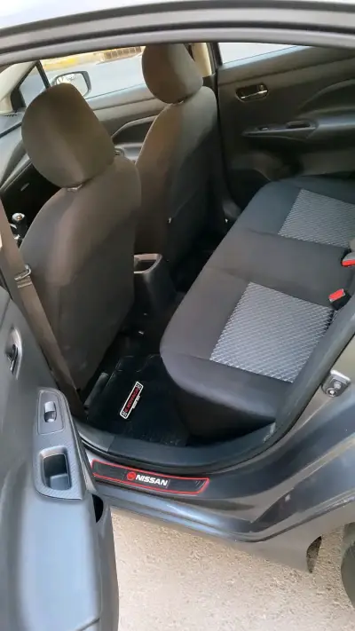 Auto sedán gris en buen estado - miniatura 5