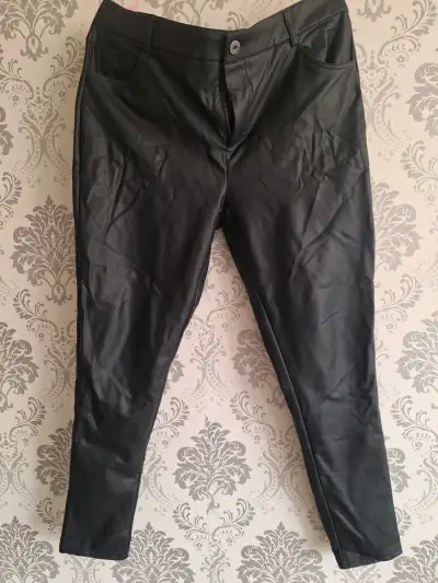 Pantalones de cuero sintético negros - miniatura 1