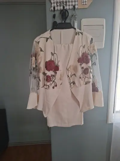 Chaqueta beige bordada flores - miniatura 1