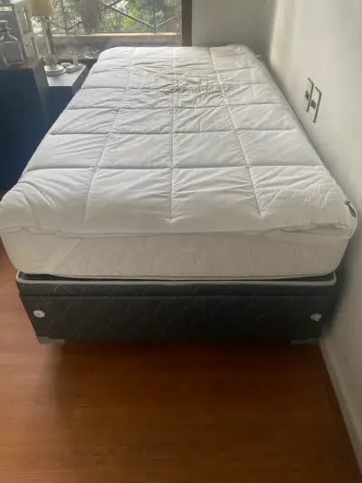 Cama y colchón tamaño Plaza y medía - miniatura 1