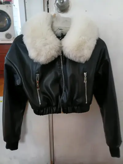 Chaqueta negra con cuello de peluche - miniatura 1