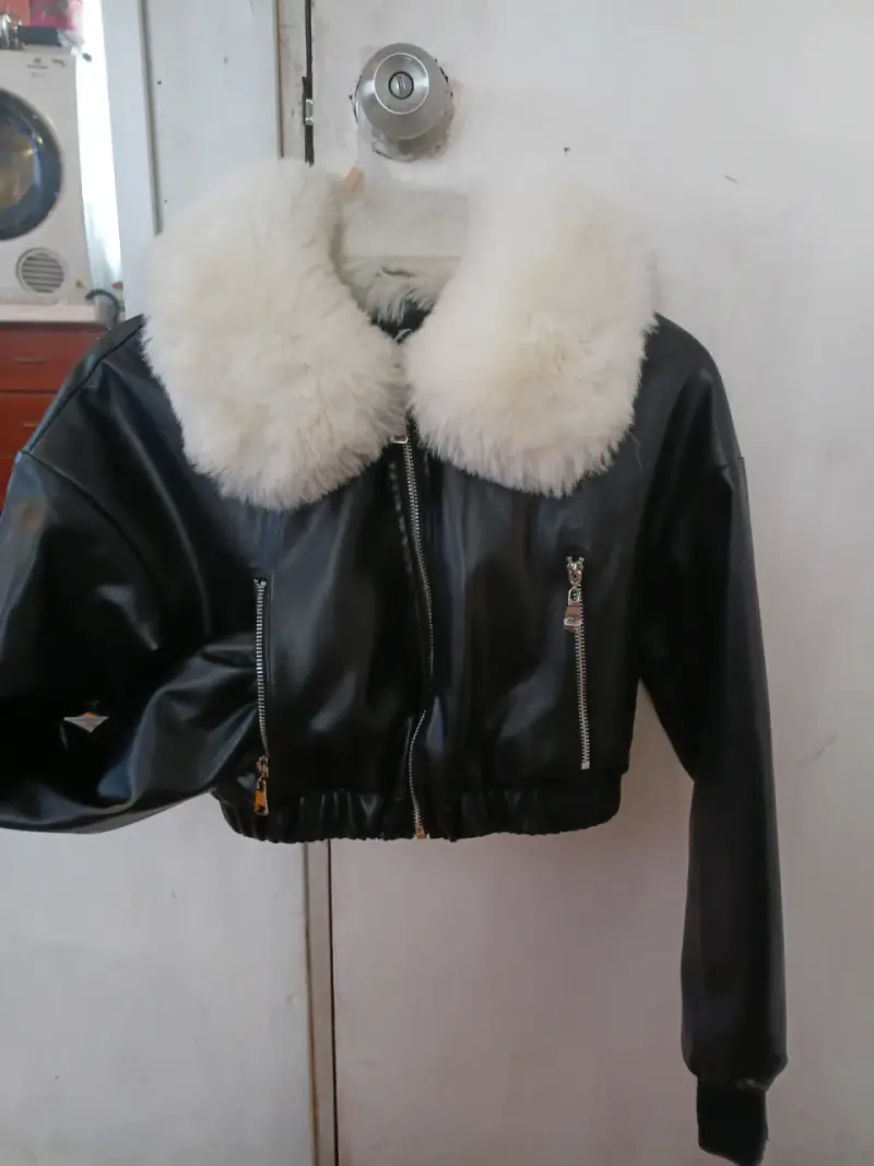 Chaqueta negra con cuello de peluche - 2