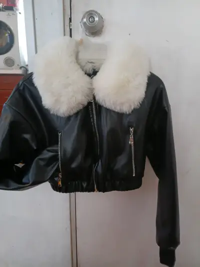 Chaqueta negra con cuello de peluche - miniatura 2