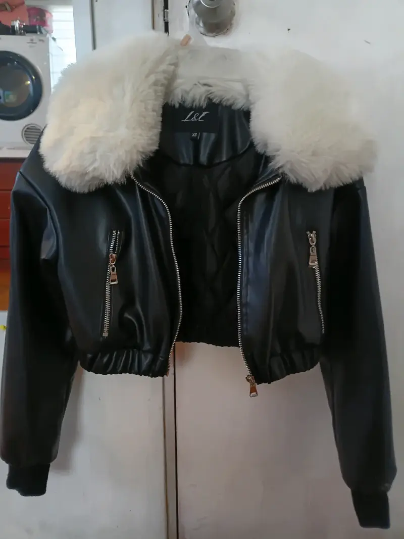 Chaqueta negra con cuello de peluche - 3