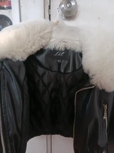 Chaqueta negra con cuello de peluche - miniatura 4