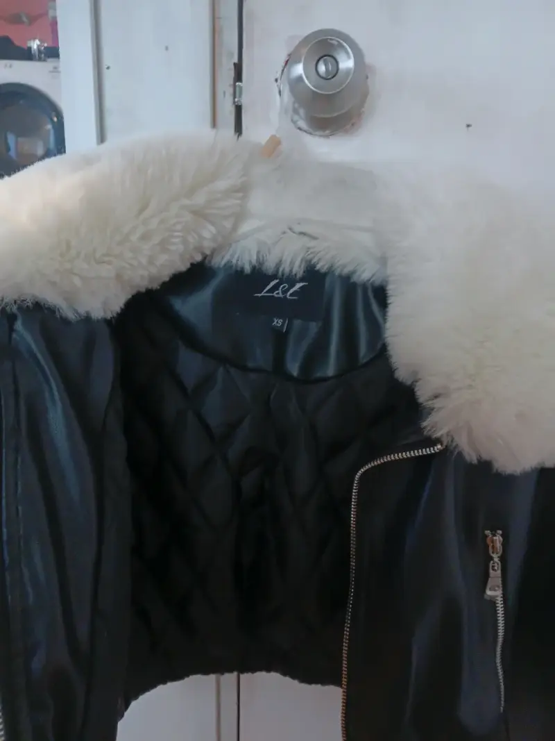 Chaqueta negra con cuello de peluche - 5