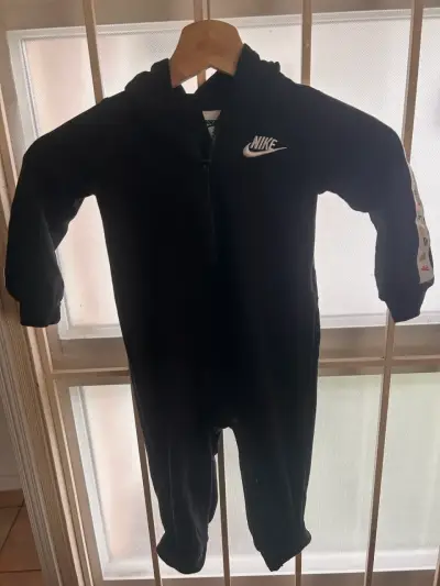 Buzo negro Nike para bebé - miniatura 1