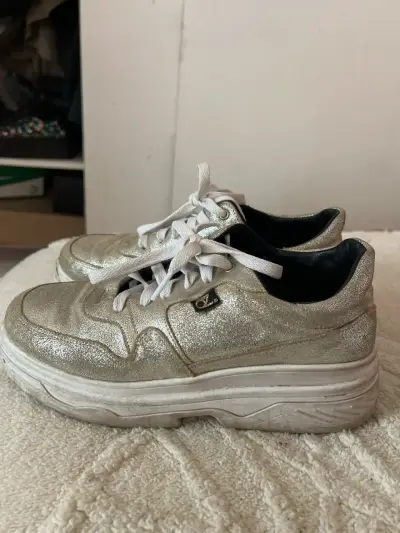 Zapatillas de cuero plateadas  con plataforma - miniatura 1