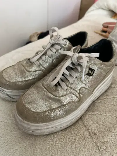 Zapatillas de cuero plateadas  con plataforma - miniatura 2