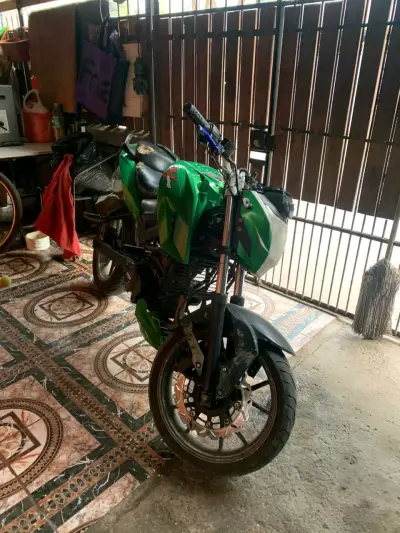 Moto deportiva verde en buen estado - miniatura 1