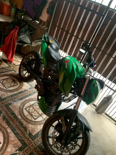 Moto deportiva verde en buen estado - miniatura 2