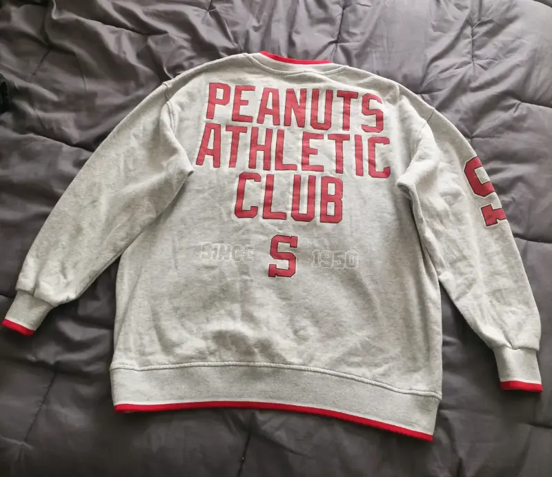 Polerón Peanuts gris con rojo NY - 3