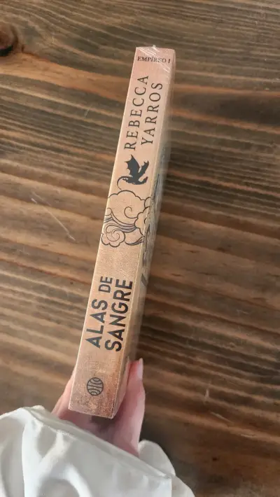 Libro original 'Alas de Sangre' de Rebecca Yarros - miniatura 3