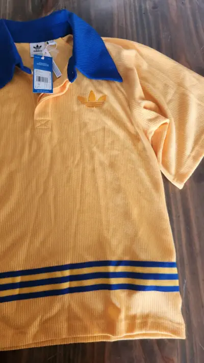 Polera punto Adidas,amarilla con cuello azul - miniatura 2