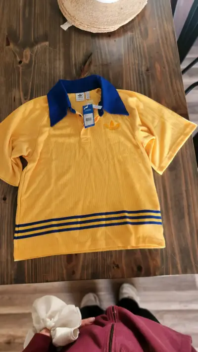 Polera punto Adidas,amarilla con cuello azul - miniatura 4