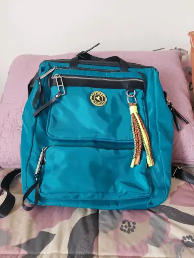Mochila azul  múltiples bolsillos, poco uso. - miniatura 1