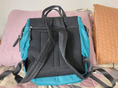 Mochila azul  múltiples bolsillos, poco uso. - miniatura 2