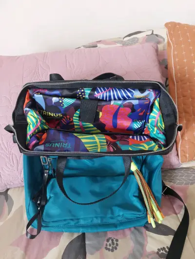 Mochila azul  múltiples bolsillos, poco uso. - miniatura 3