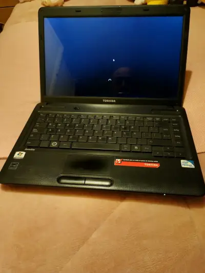 Laptop Toshiba Satellite usada - miniatura 1
