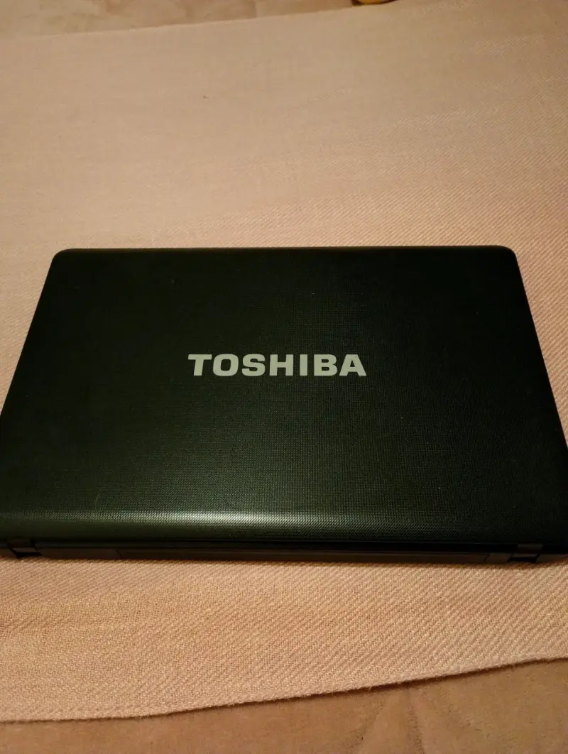 Laptop Toshiba Satellite usada - 3