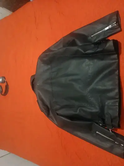 Chaqueta de cuero negra - miniatura 3