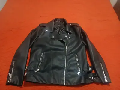 Chaqueta de cuero negra - miniatura 4