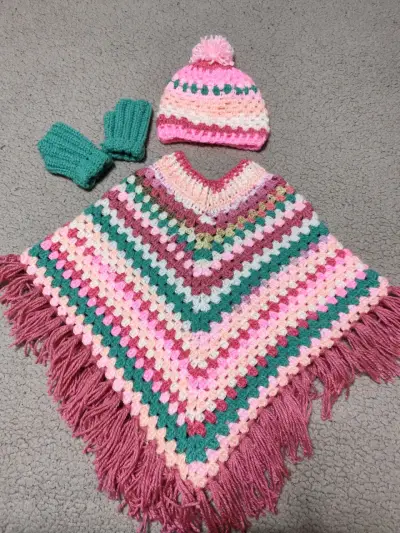 Conjunto tejido poncho, gorro y guantes - miniatura 1