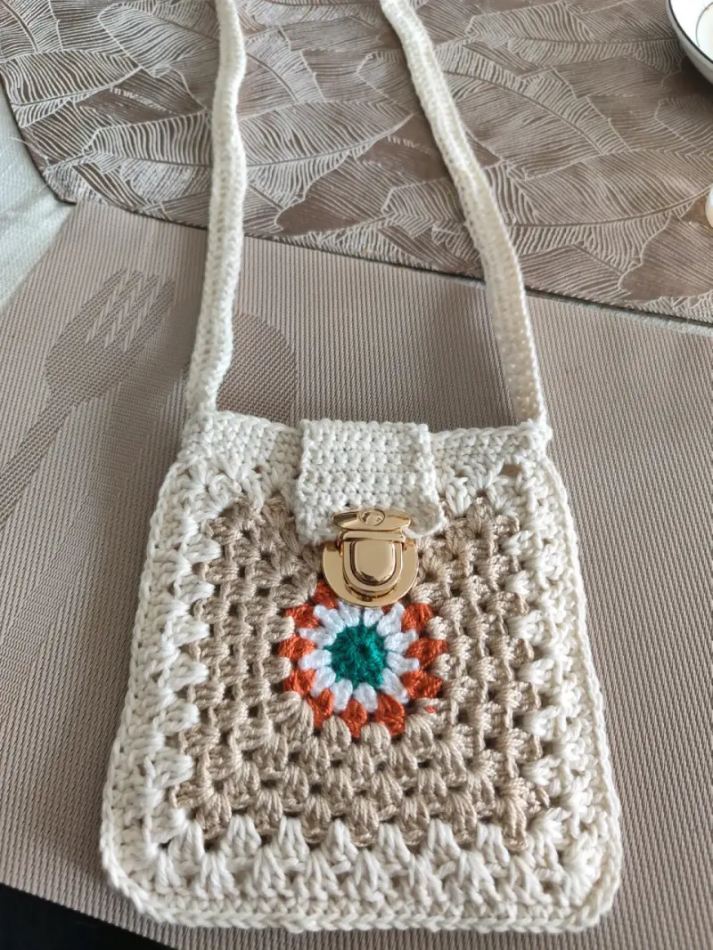 Conjunto tejido poncho, gorro y guantes - 2