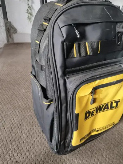 Mochila negra DeWalt impermeable - miniatura 1