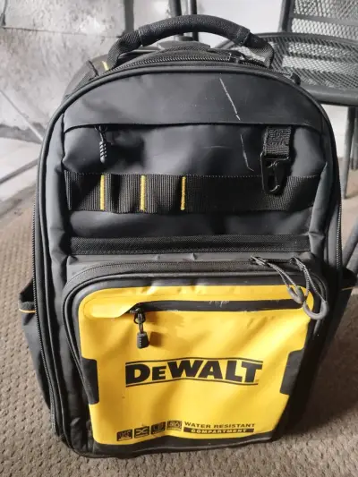 Mochila negra DeWalt impermeable - miniatura 2