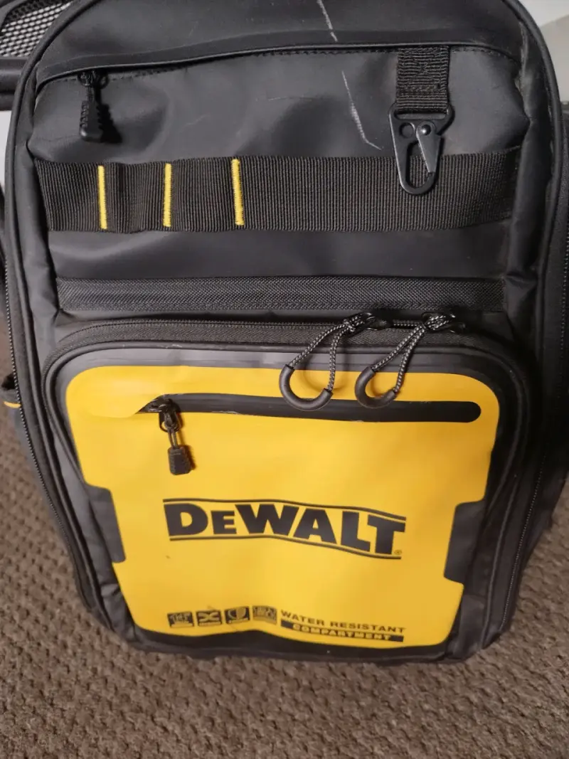 Mochila negra DeWalt impermeable - 3