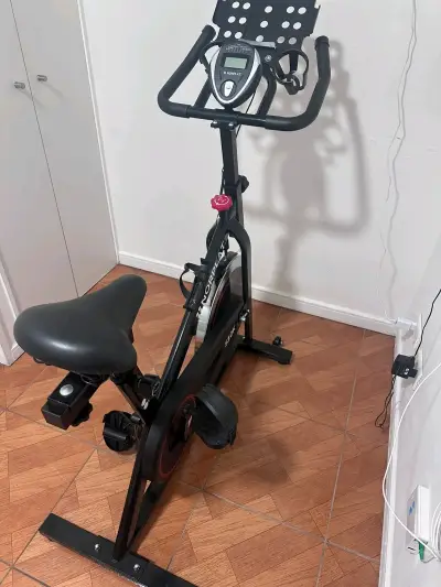Bicicleta estática profesional - miniatura 1