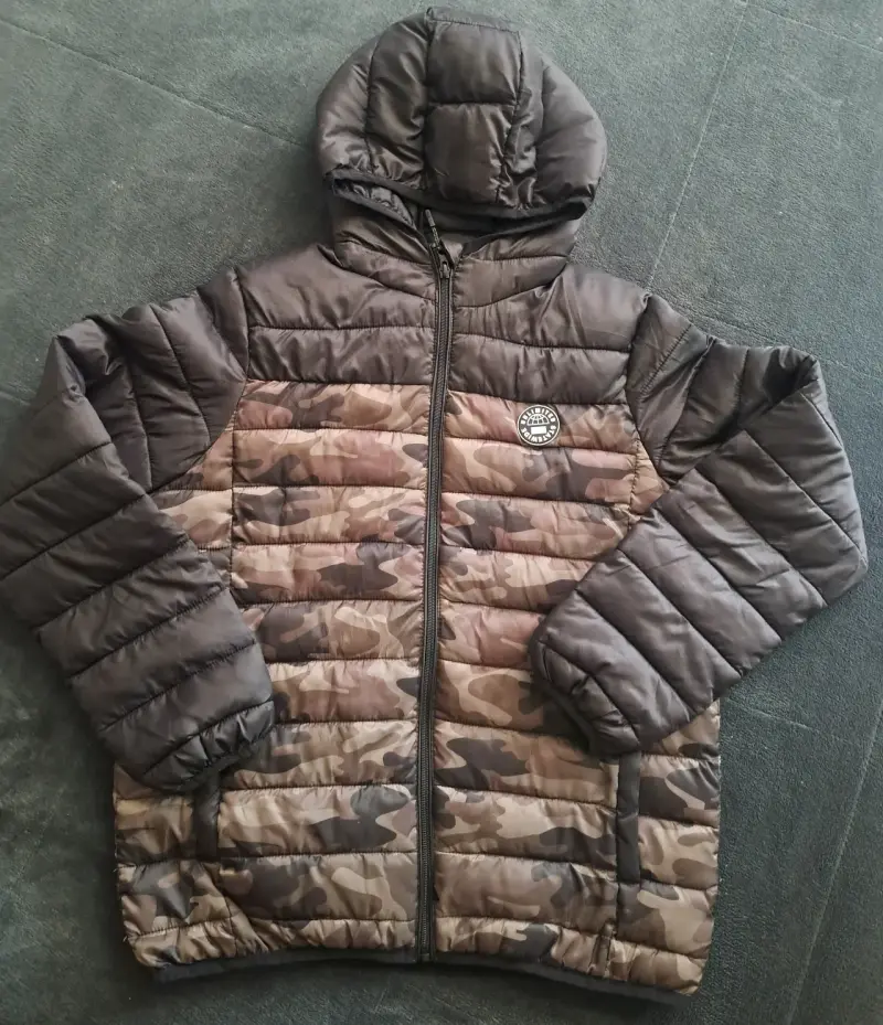 Parka camuflada con capucha