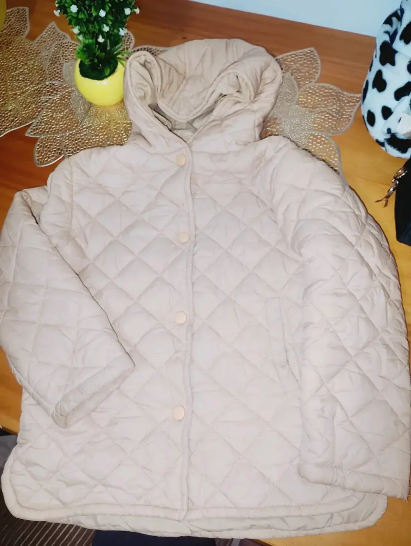 Chaqueta acolchada beige con capucha - 1