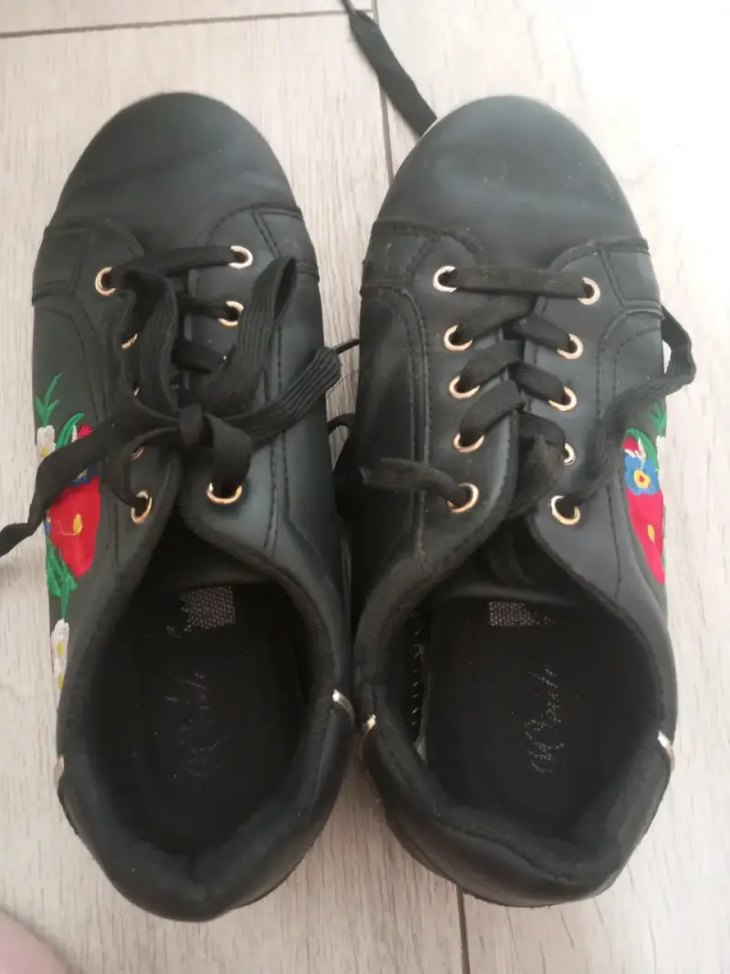 Zapatillas negras con bordado floral