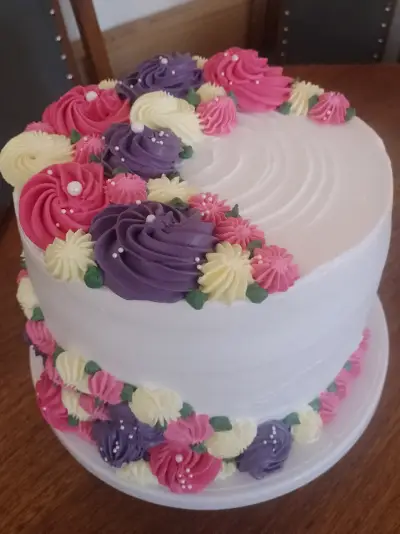 Torta decorada con crema - miniatura 1