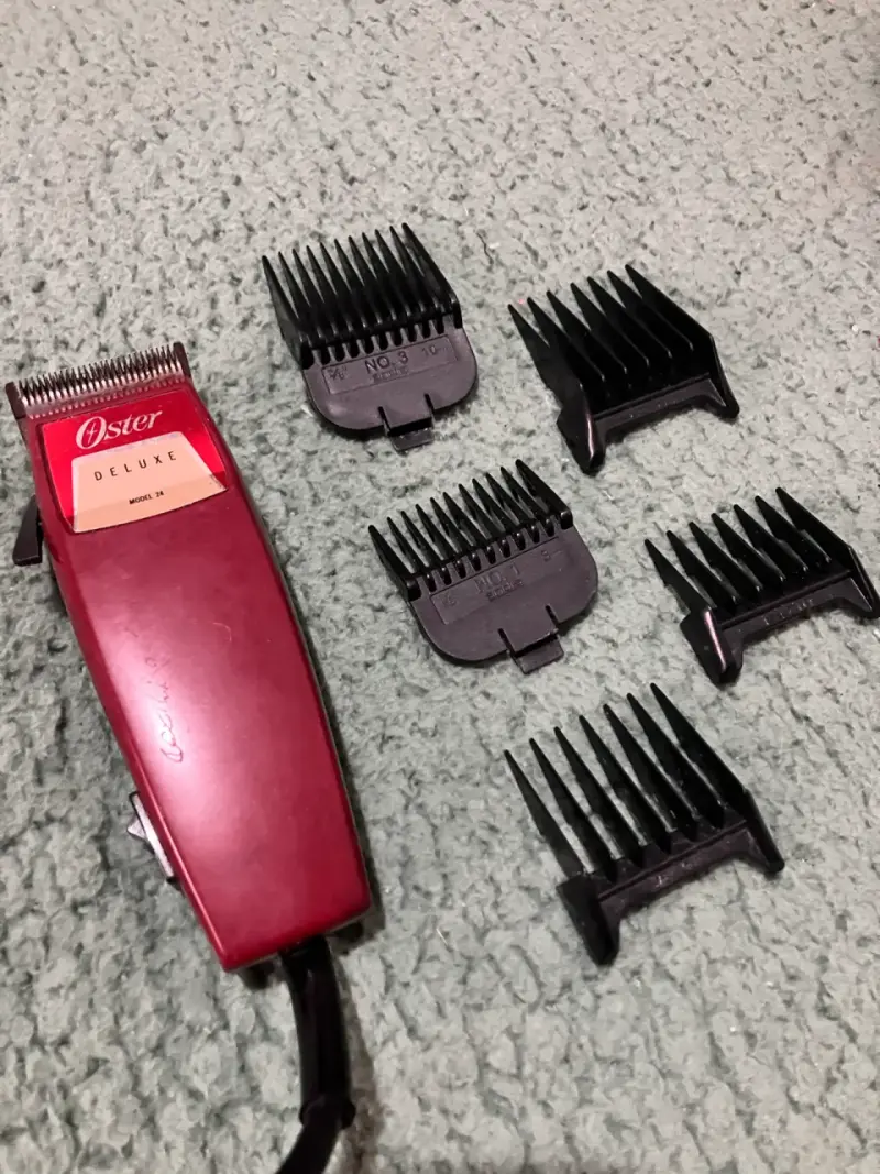 Máquina cortapelo Oster con peines