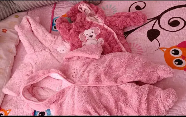 Conjunto de enteritos rosados para bebé
