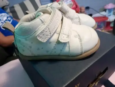 Zapatos de bebé beige - miniatura 1