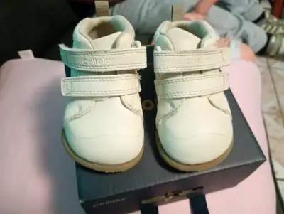 Zapatos de bebé beige - miniatura 2