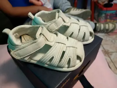 Sandalias blancas para niños - miniatura 1